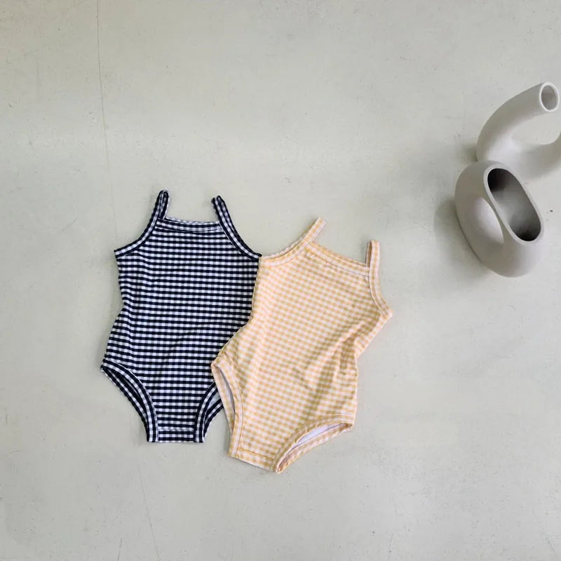 Leichter Baby-Mädchen-Einteiler-Badeanzug - gepunkteter Hosenträgerstil mit Hut, Nylon, gemütlich für den Sommerstrand