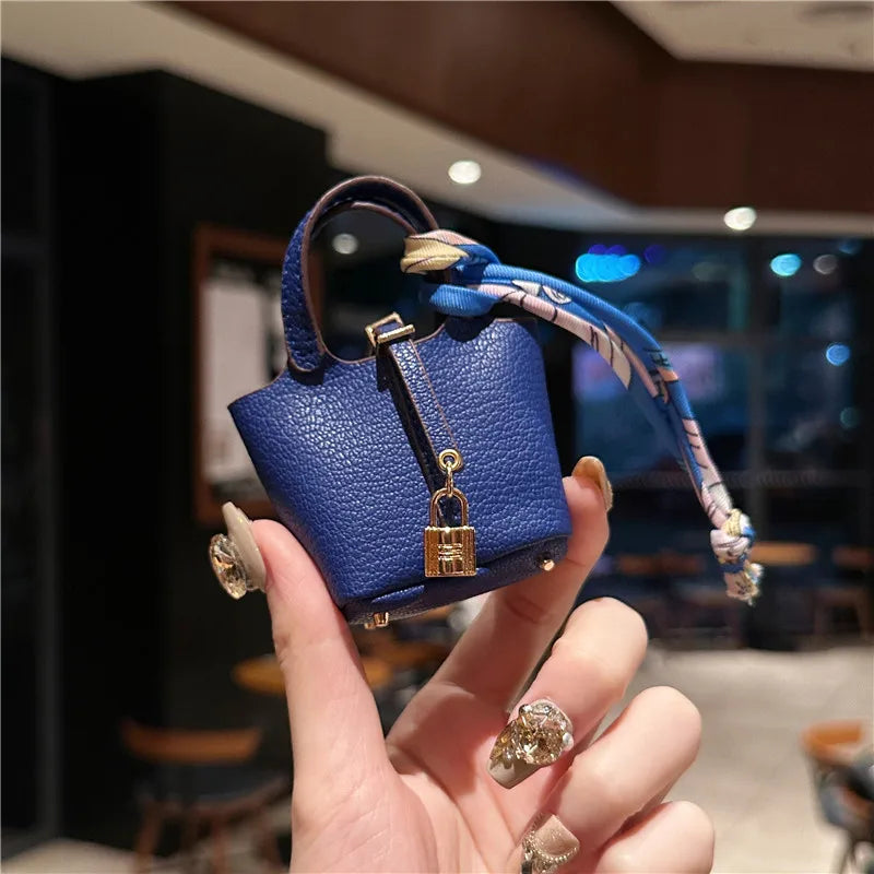 1+1 Gratis Birkin Inspiriertes Mini Handtasche - Leder Korbtasche Charm Schlüsselanhänger & Ohrhörer Etui