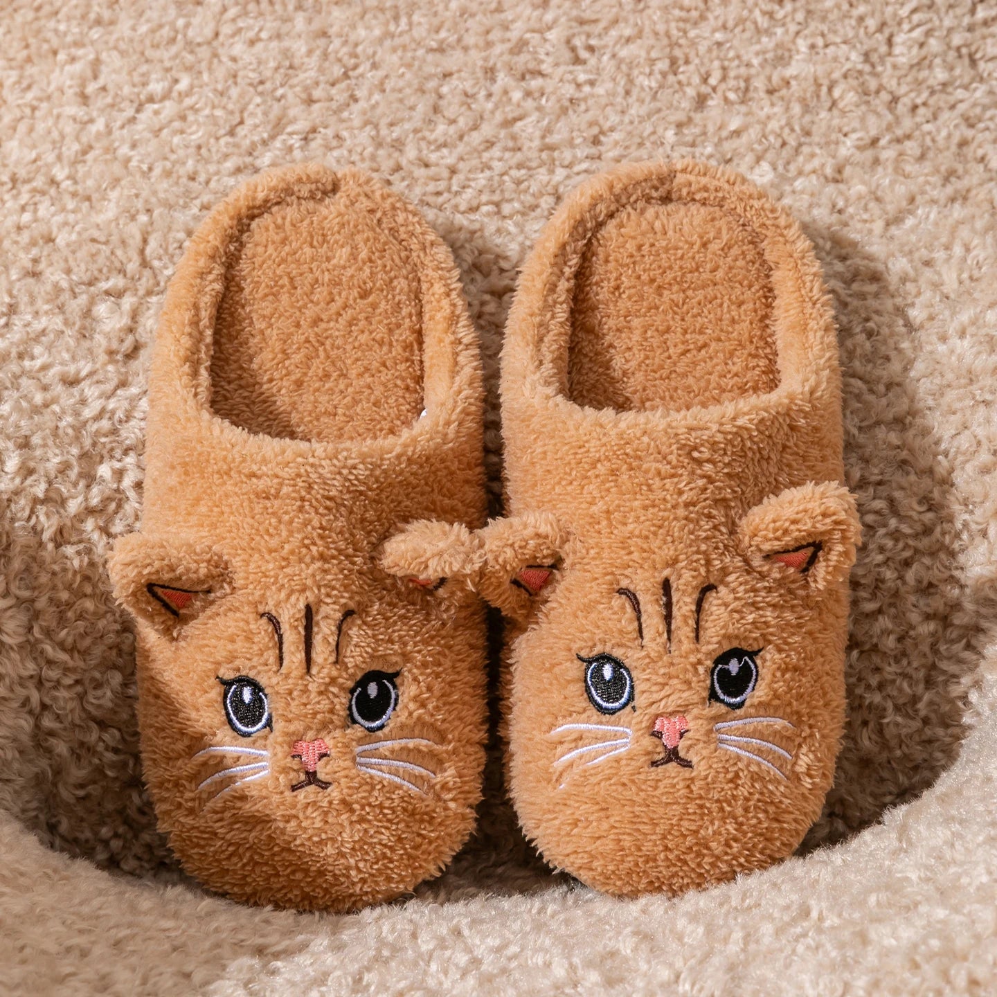 Soft women's cat-face plush slippers – cozy, comfortable indoor wear, non-slip sole for home warmth