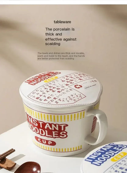 Instant nudelskål med låg keramisk krus kollegieværelse og køkken