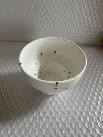 Keramisk skål 4 tum fläckig vit retro mikrovågssäker