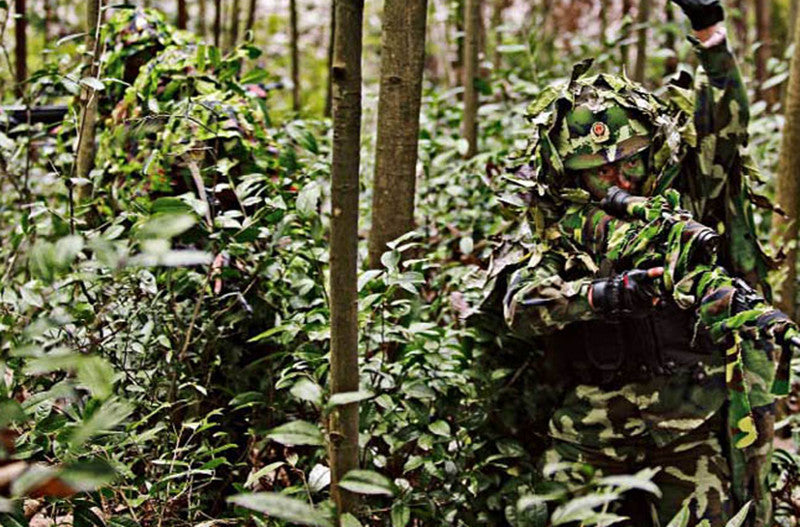 Kostumesæt til børnesoldat med camouflage, pistol, kompas og fløjte til Halloween 2026