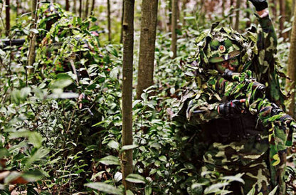 Kostumesæt til børnesoldat med camouflage, pistol, kompas og fløjte til Halloween 2026