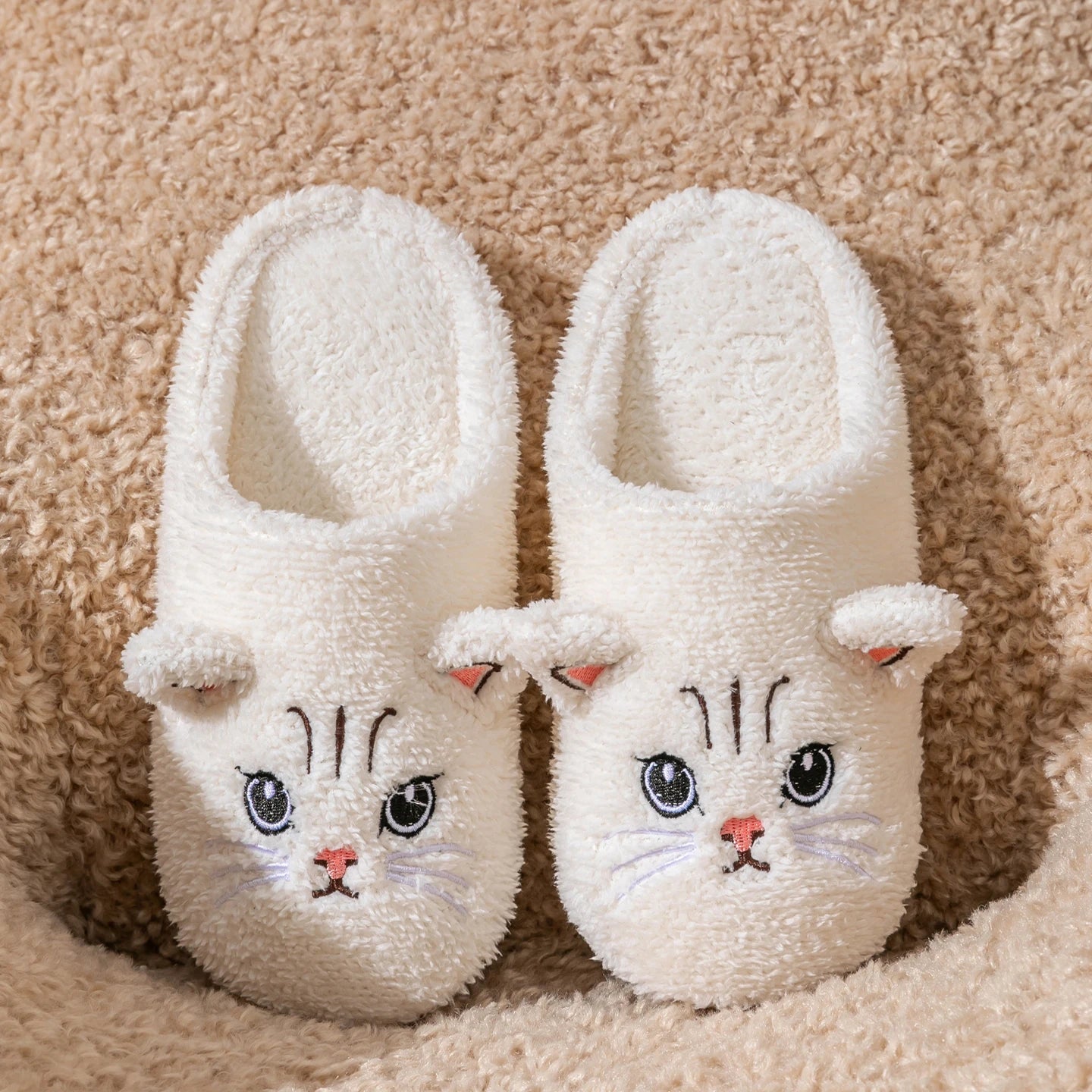 Soft women's cat-face plush slippers – cozy, comfortable indoor wear, non-slip sole for home warmth