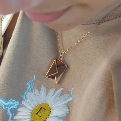 Collana con Involucro di Lettera d'Amore Personalizzata – Gioielli in Acciaio Inossidabile per la Festa della Mamma