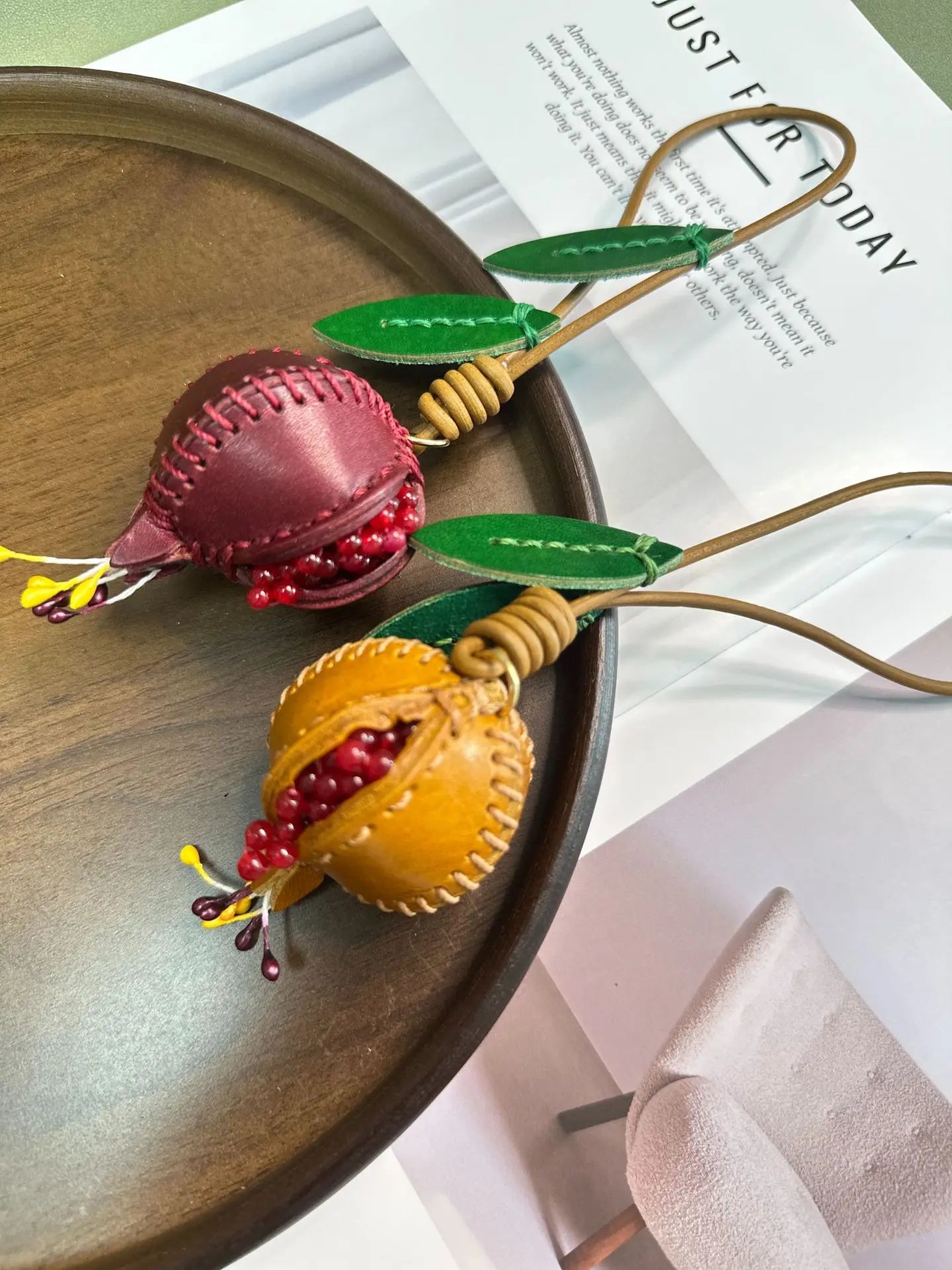 Portachiavi in pelle con ciondolo melograno per borsa e decorazione auto