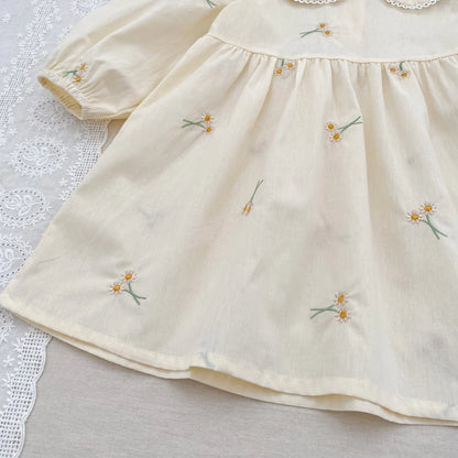 Blød, klassisk pigekjole - broderede blomster, Peter Pan-krave, pufærmer, bomuld, til forårsudflugter