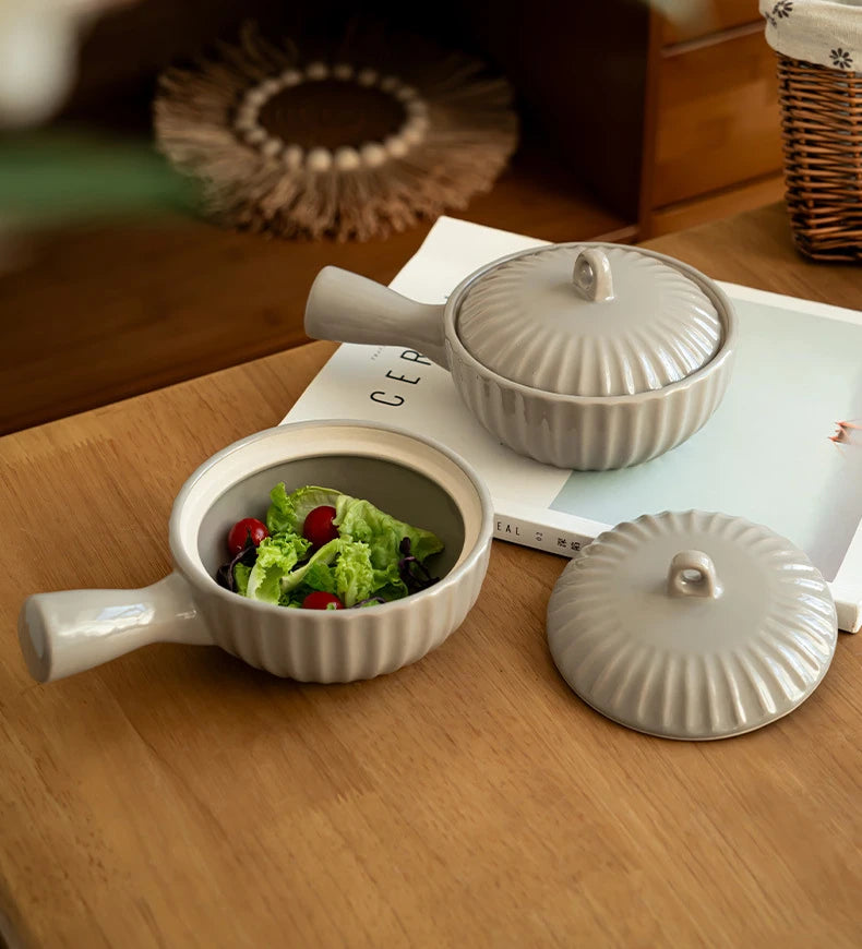 Keramisk skål med en handtag och lock japansk stil