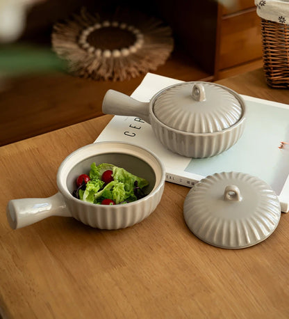 Keramisk skål med en handtag och lock japansk stil