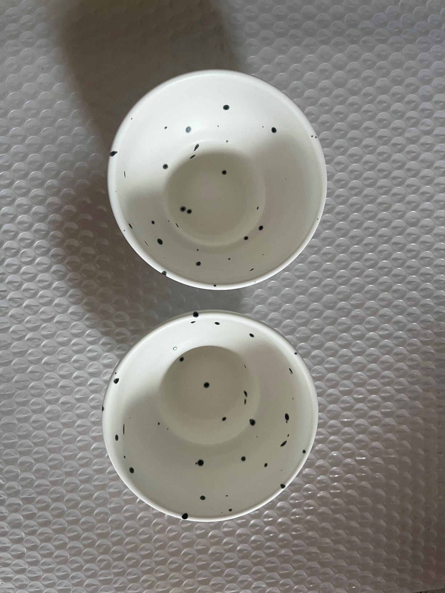 Keramisk skål 4 tum fläckig vit retro mikrovågssäker