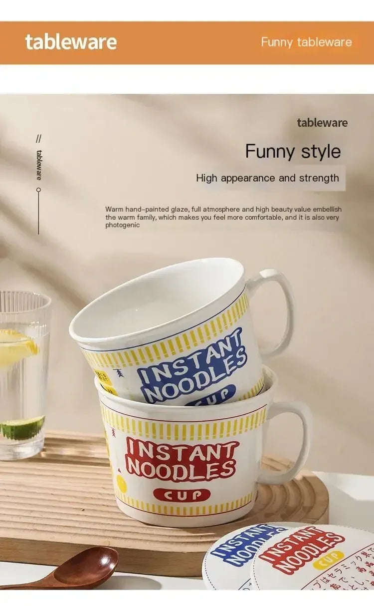 Instant nudelskål med låg keramisk krus kollegieværelse og køkken