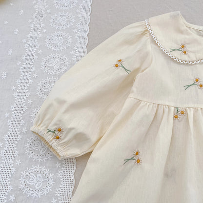 Blød, klassisk pigekjole - broderede blomster, Peter Pan-krave, pufærmer, bomuld, til forårsudflugter