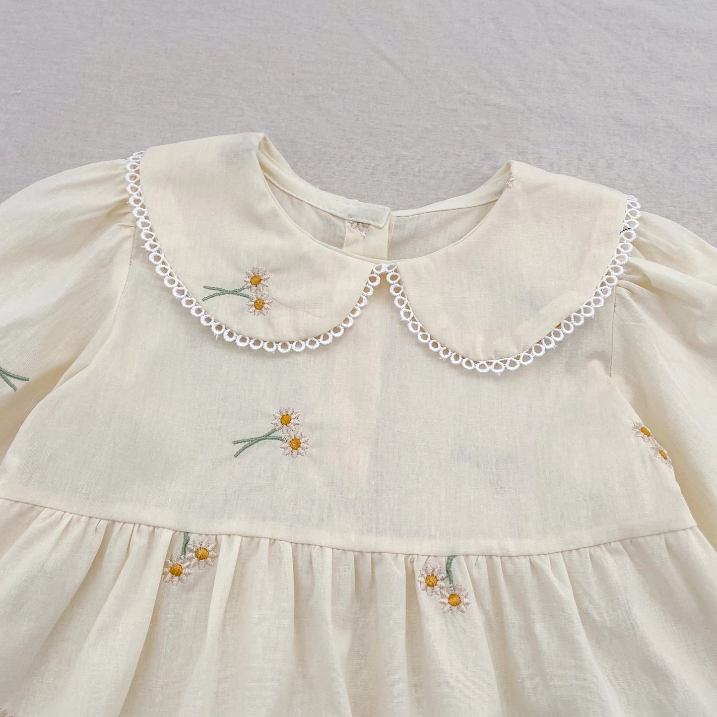 Blød, klassisk pigekjole - broderede blomster, Peter Pan-krave, pufærmer, bomuld, til forårsudflugter