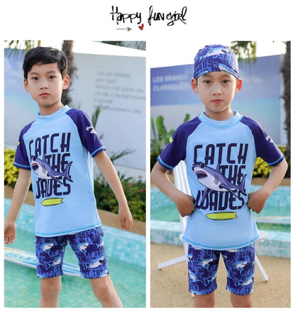 Costume da bagno due pezzi leggero e resistente per ragazzi - top rash guard, pantaloncini con stampa squalo, set con cappello