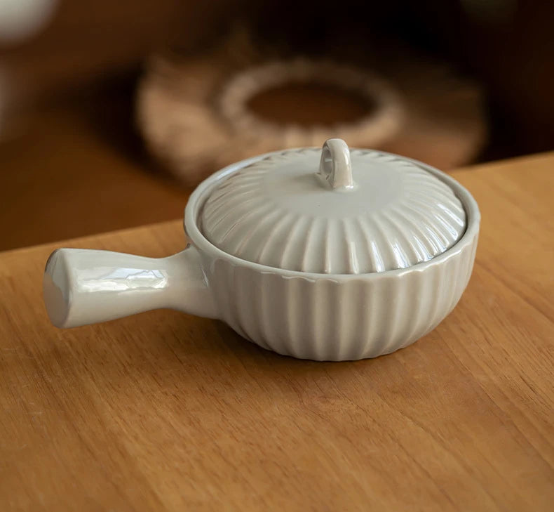 Keramisk skål med en handtag och lock japansk stil