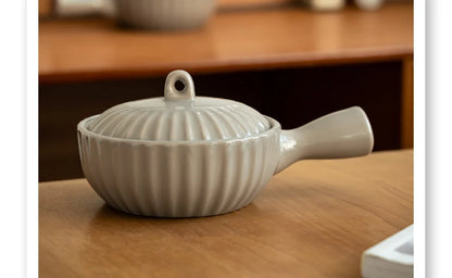 Keramisk skål med en handtag och lock japansk stil