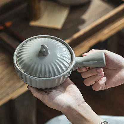 Keramisk skål med en handtag och lock japansk stil