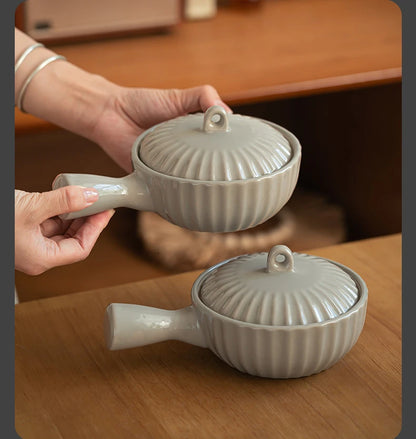 Keramisk skål med en handtag och lock japansk stil
