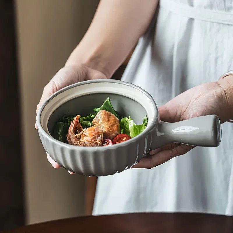 Keramisk skål med en handtag och lock japansk stil