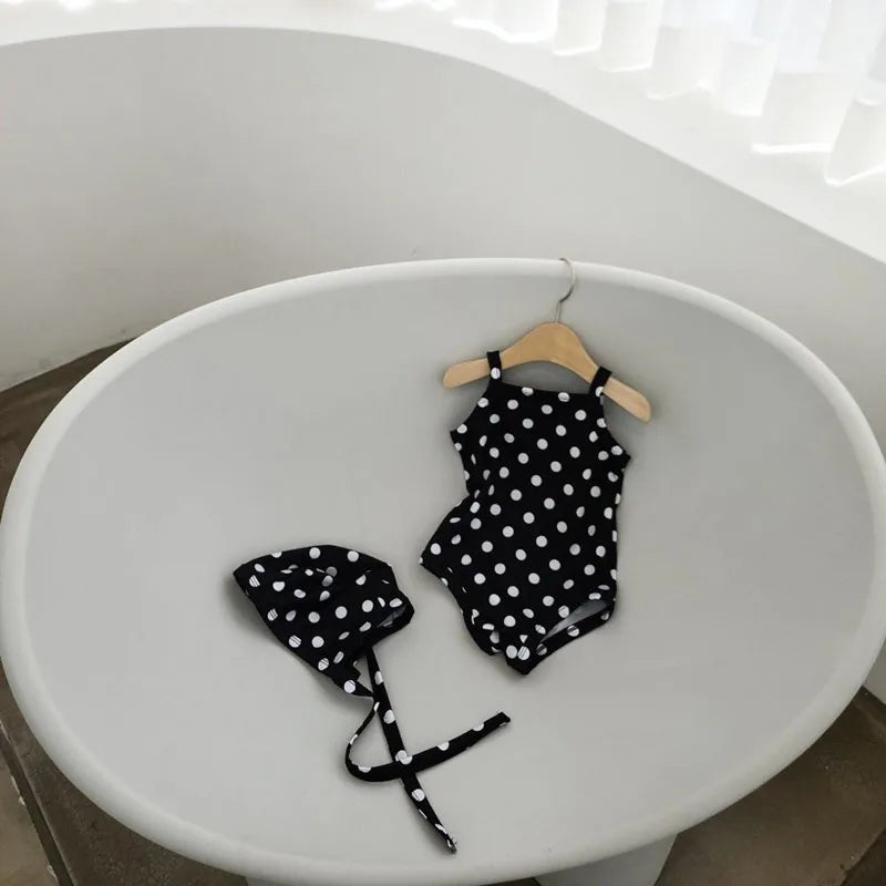 Leichter Baby-Mädchen-Einteiler-Badeanzug - gepunkteter Hosenträgerstil mit Hut, Nylon, gemütlich für den Sommerstrand