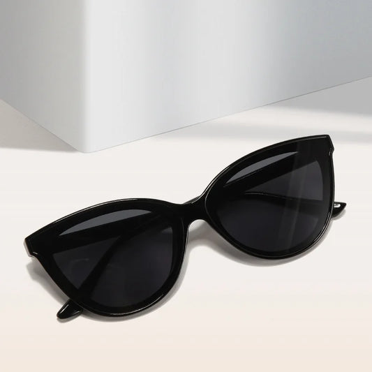 Occhiali da sole a occhi di gatto con montatura grande retrò minimalista sfumata UV400 idea regalo moda estate 2026