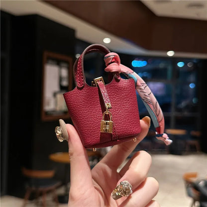 1+1 Gratis Birkin Inspiriertes Mini Handtasche - Leder Korbtasche Charm Schlüsselanhänger & Ohrhörer Etui