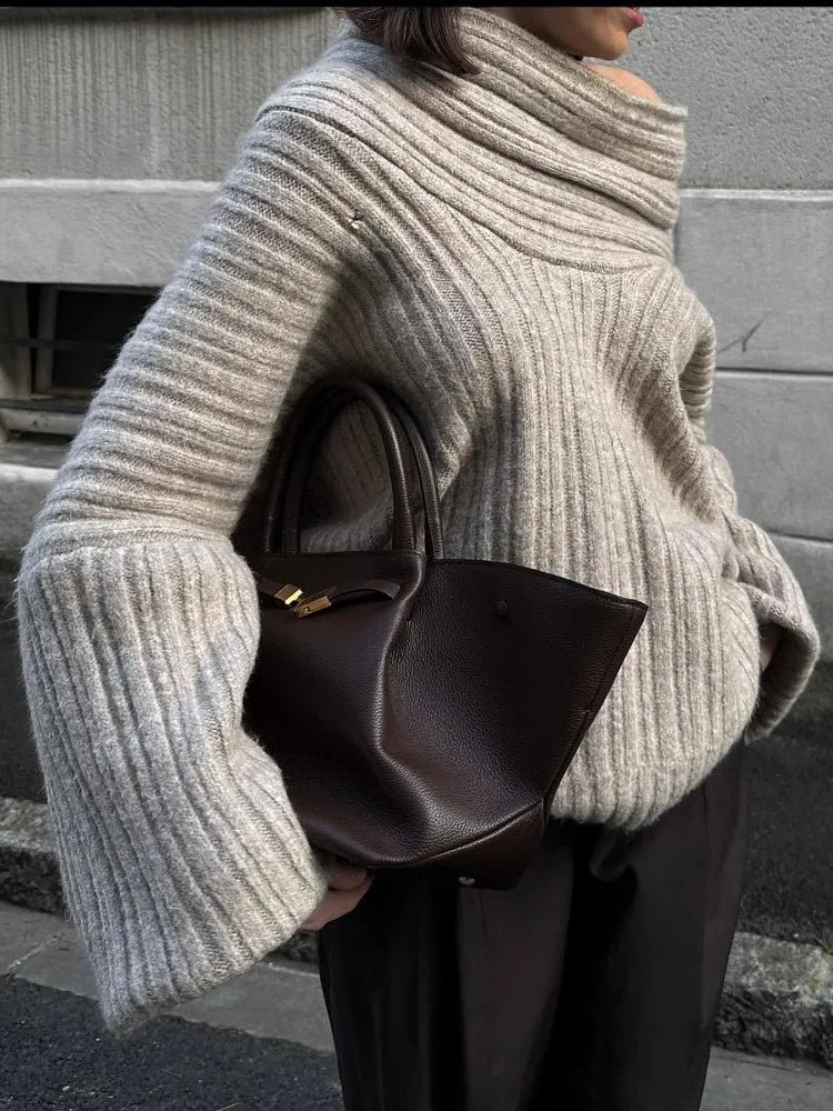 Oversized kvindesweater - Slidset krave med krave, ribstrikket til efteråret