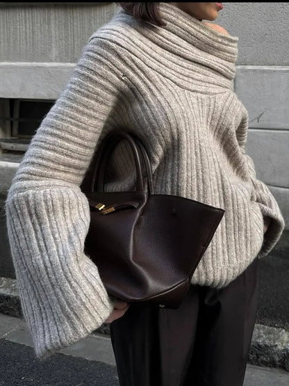 Oversized kvindesweater - Slidset krave med krave, ribstrikket til efteråret