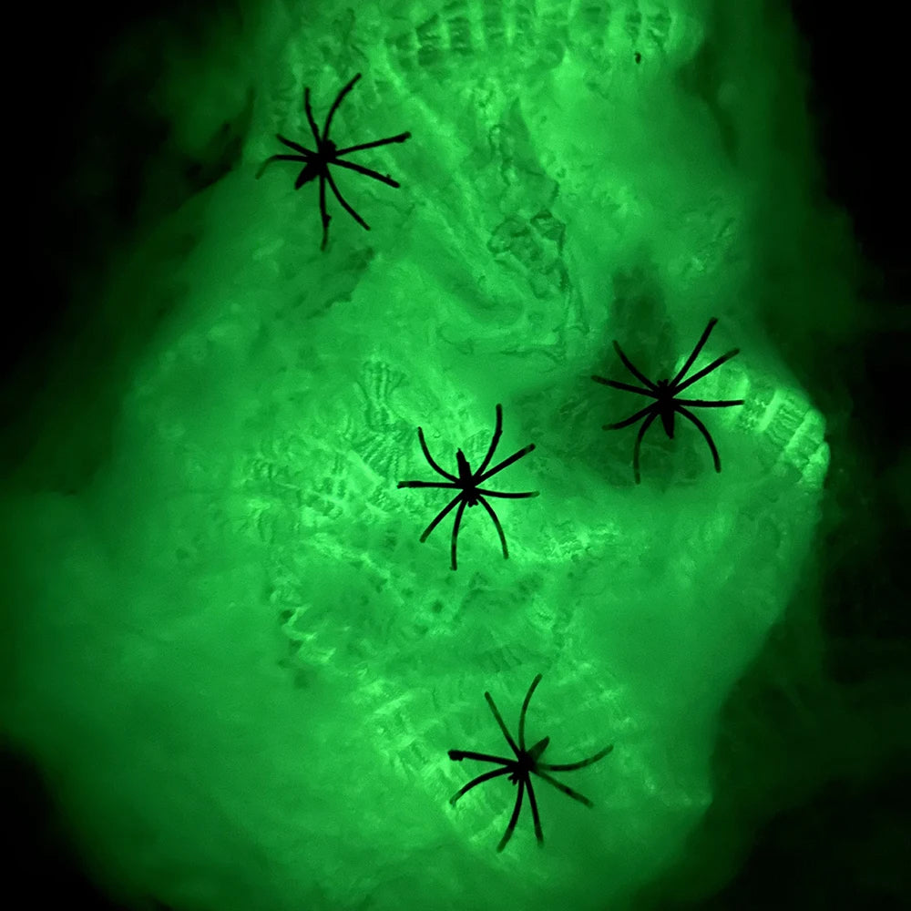 Halloween-fluorescerende spinnenwebben en -raggen die oplichten in het donker, griezelige buitendecoratie 2026