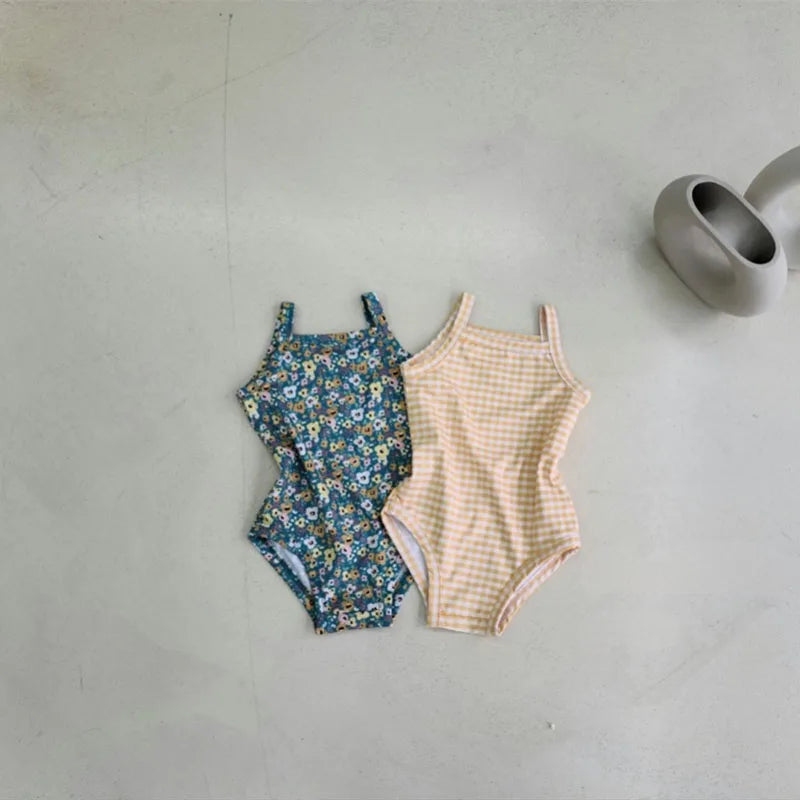 Leichter Baby-Mädchen-Einteiler-Badeanzug - gepunkteter Hosenträgerstil mit Hut, Nylon, gemütlich für den Sommerstrand