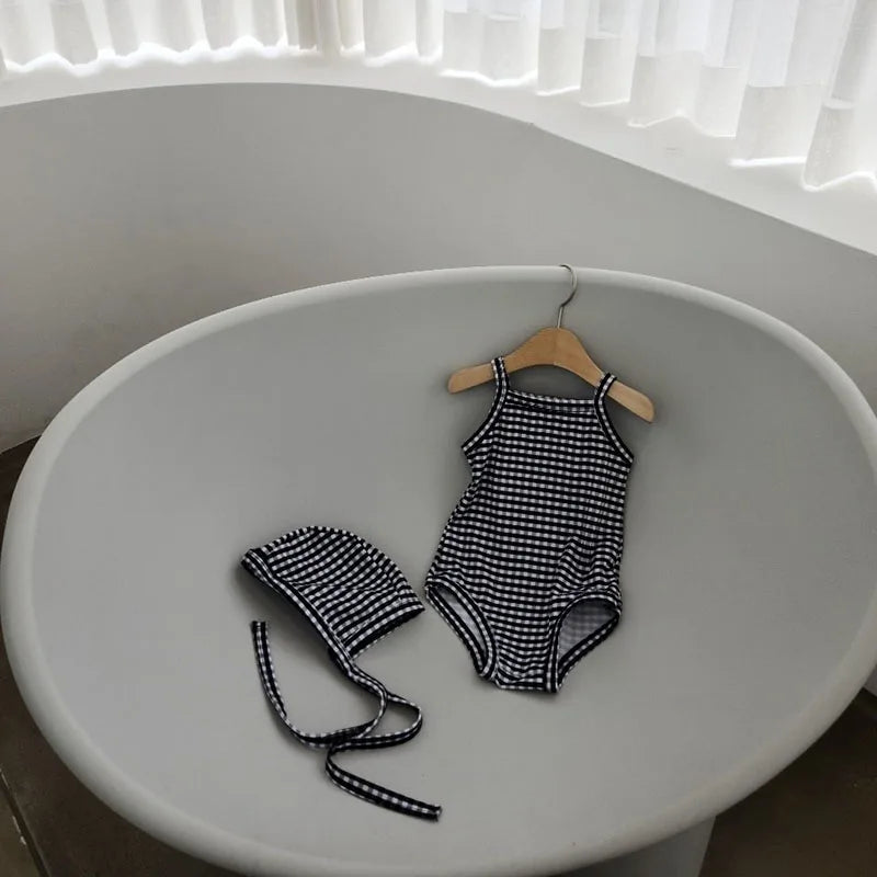 Leichter Baby-Mädchen-Einteiler-Badeanzug - gepunkteter Hosenträgerstil mit Hut, Nylon, gemütlich für den Sommerstrand