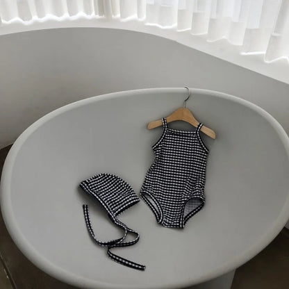 Leichter Baby-Mädchen-Einteiler-Badeanzug - gepunkteter Hosenträgerstil mit Hut, Nylon, gemütlich für den Sommerstrand