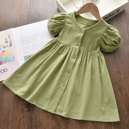 Leichtes und schmeichelhaftes Mädchenkleid – Floraler Schmetterlingsdruck, knielang, ärmellos, Taillengürtel, Freizeitkleidung