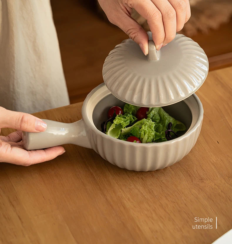 Keramisk skål med en handtag och lock japansk stil