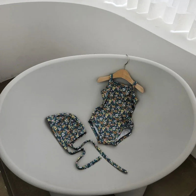 Leichter Baby-Mädchen-Einteiler-Badeanzug - gepunkteter Hosenträgerstil mit Hut, Nylon, gemütlich für den Sommerstrand