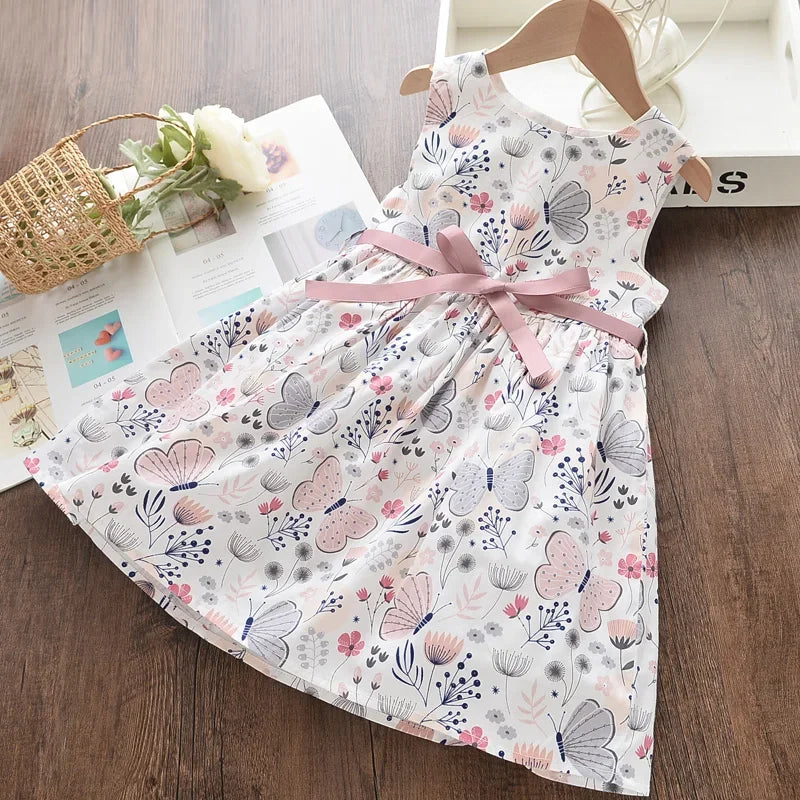 Leichtes und schmeichelhaftes Mädchenkleid – Floraler Schmetterlingsdruck, knielang, ärmellos, Taillengürtel, Freizeitkleidung