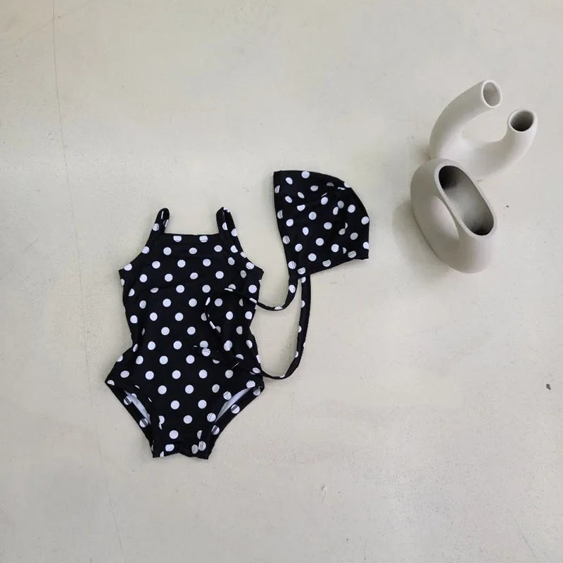 Leichter Baby-Mädchen-Einteiler-Badeanzug - gepunkteter Hosenträgerstil mit Hut, Nylon, gemütlich für den Sommerstrand