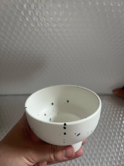 Keramisk skål 4 tum fläckig vit retro mikrovågssäker