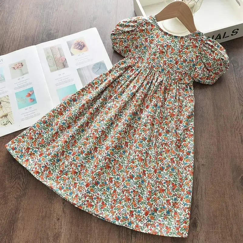 Leichtes und schmeichelhaftes Mädchenkleid – Floraler Schmetterlingsdruck, knielang, ärmellos, Taillengürtel, Freizeitkleidung