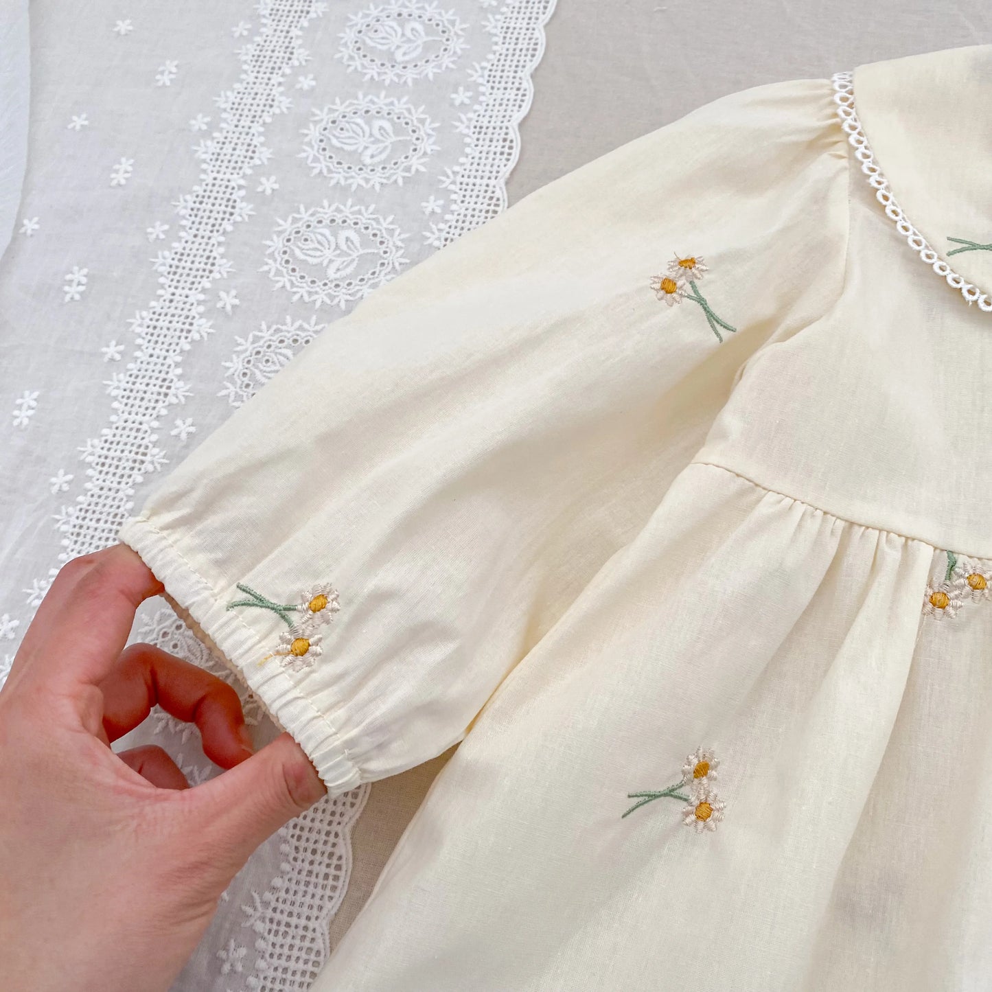 Blød, klassisk pigekjole - broderede blomster, Peter Pan-krave, pufærmer, bomuld, til forårsudflugter