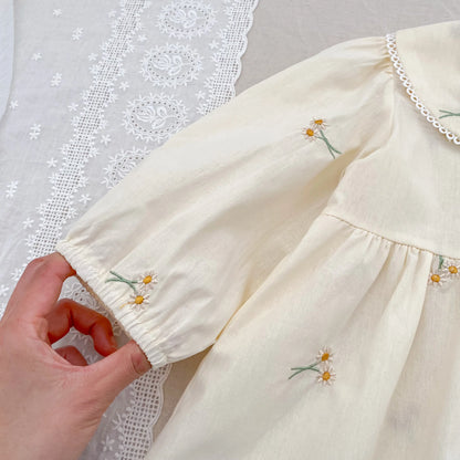 Blød, klassisk pigekjole - broderede blomster, Peter Pan-krave, pufærmer, bomuld, til forårsudflugter