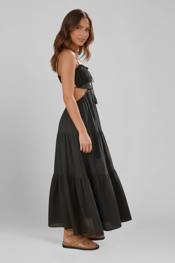 Vestito lungo leggero e valorizzante da donna - corpetto arricciato, gonna a balze ampia, tessuto morbido, abbigliamento casual