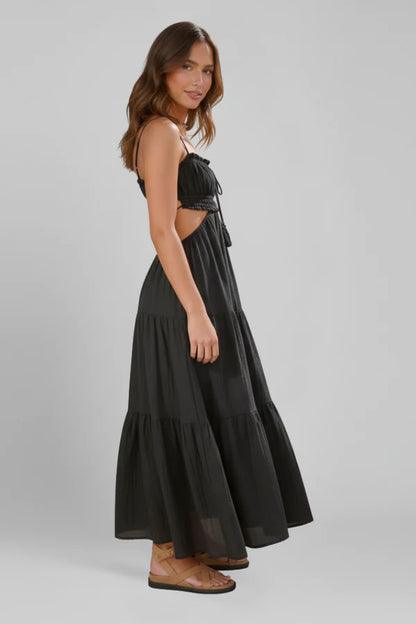 Vestito lungo leggero e valorizzante da donna - corpetto arricciato, gonna a balze ampia, tessuto morbido, abbigliamento casual