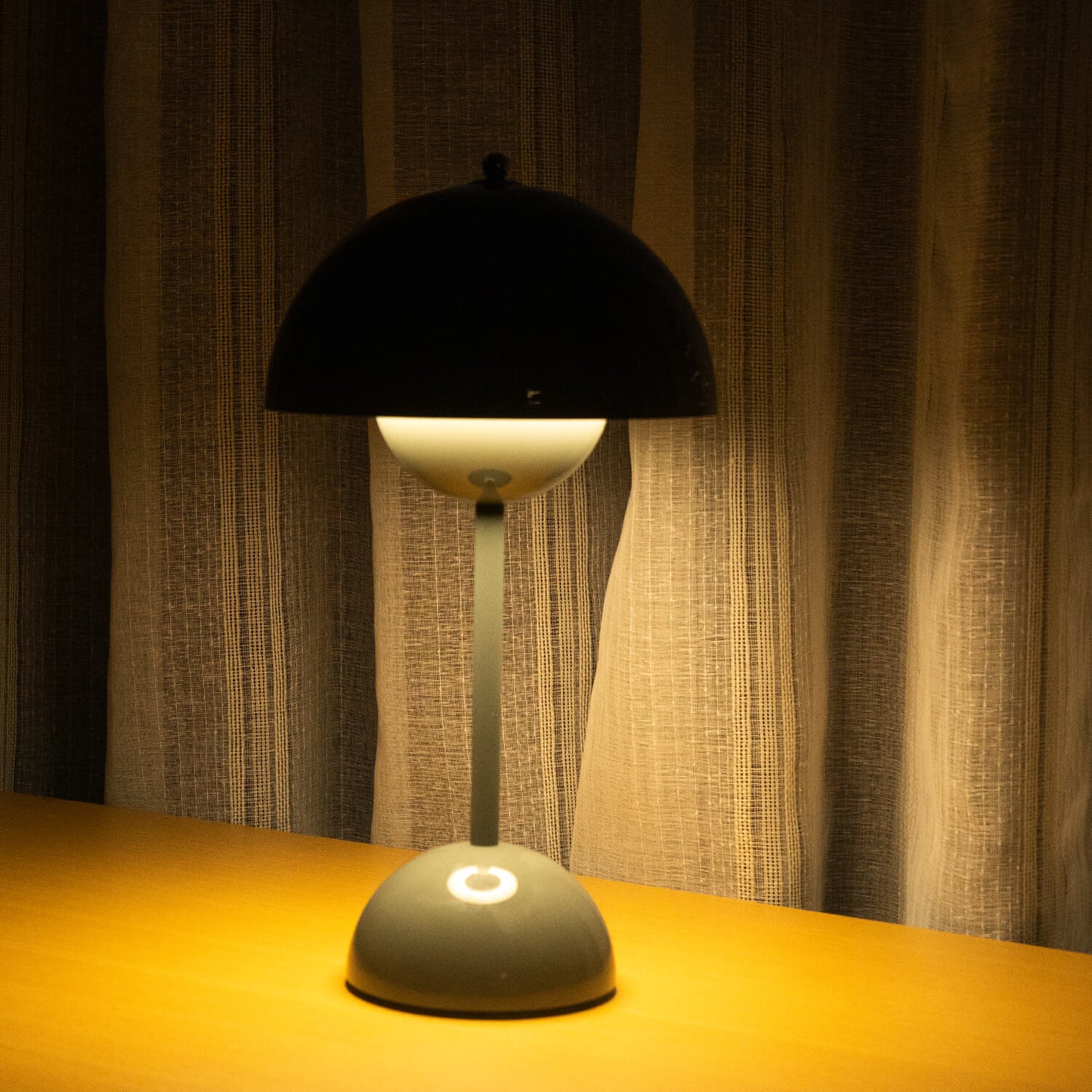 Cordless Polycarbonate Table Lamp - Portable Dimming Lighting for Home