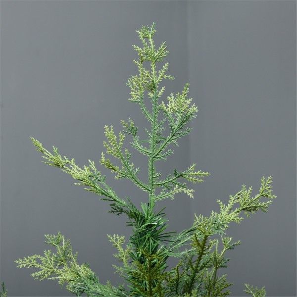 6 ft Realistic Green Christmas Tree – Easy Shape with 700 Tips, Perfect Indoor Holiday Decor for Christmas 2024