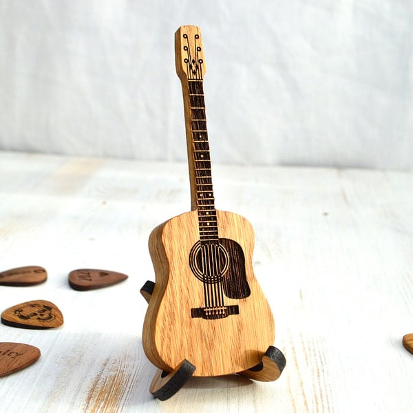 Natural Wood Guitar Pick Holder Case - Mini Acoustic Design for Musicians, Perfect Gift Idea