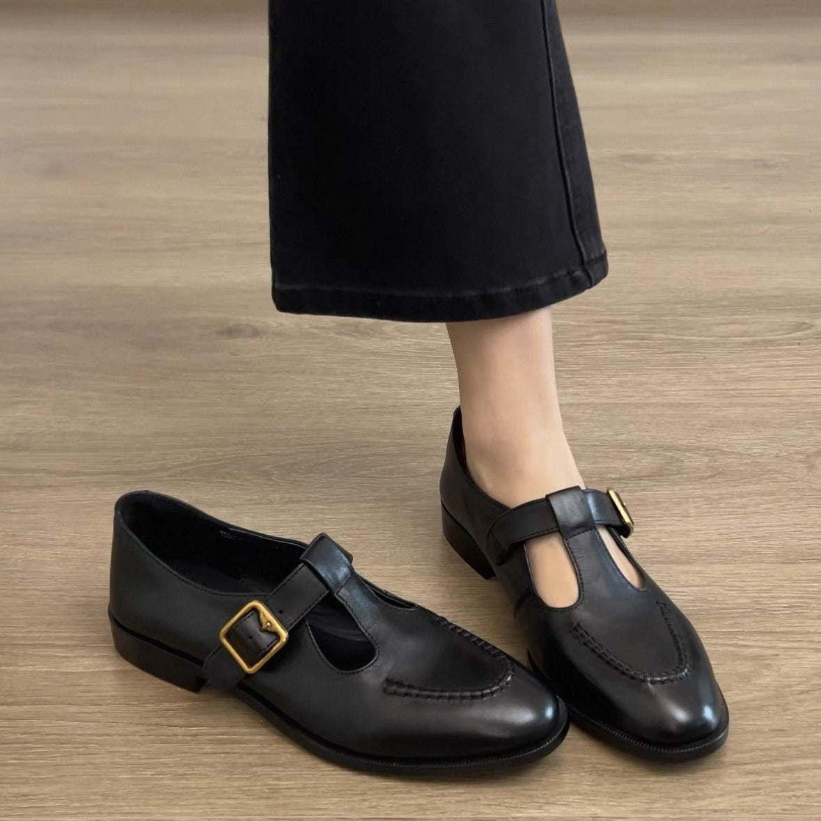 Soft women's pumps – T-Strap, round-toe, mid-heel, leather, for commuting